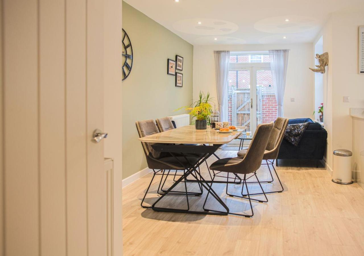 Stunning 2 Bed With Private Patio And Free Parking Holiday home Cheltenham