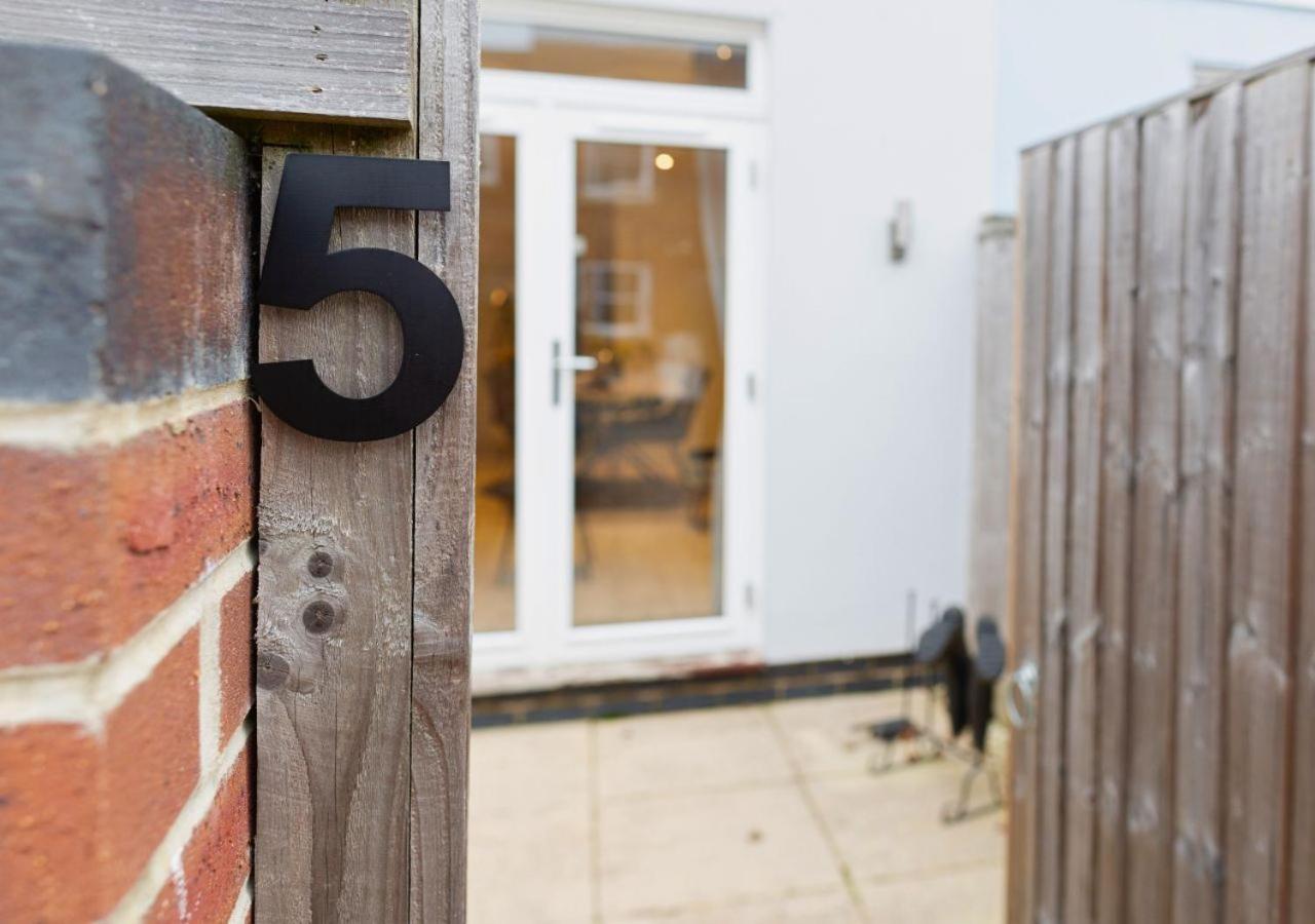 Stunning 2 Bed With Private Patio And Free Parking Holiday home