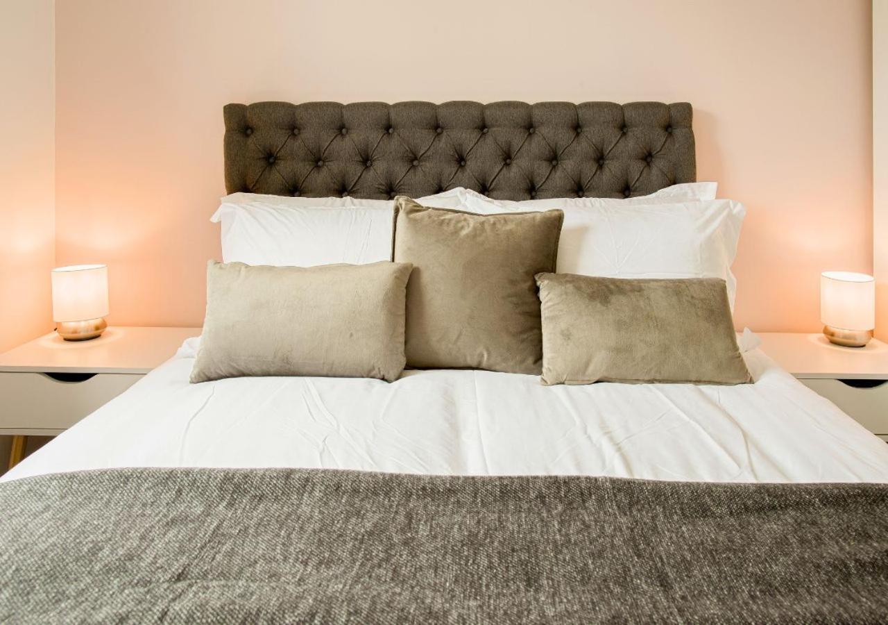 Stunning 2 Bed With Private Patio And Free Parking Holiday home Cheltenham